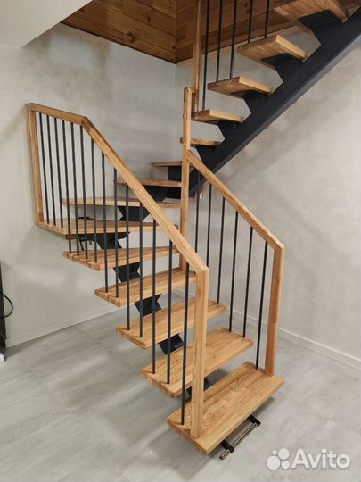 Лестница на второй этаж на косоуре под ключ