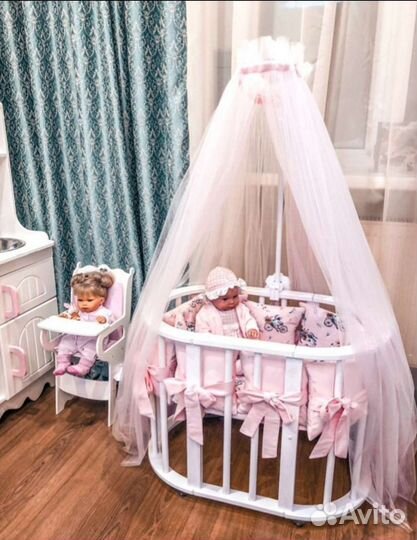 Кроватка для кукол с постельным бельем