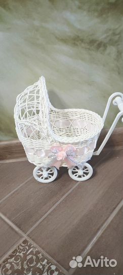 Декоративная плетёная коляска -люлька