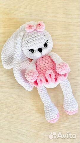 Плюшевый заяц вязаный