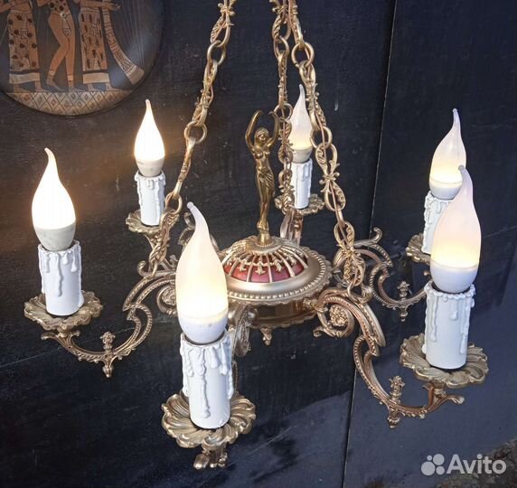 Красивая старинная люстра