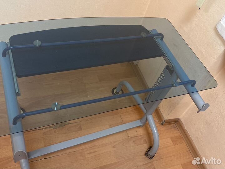 Стол для компьютера стеклянный