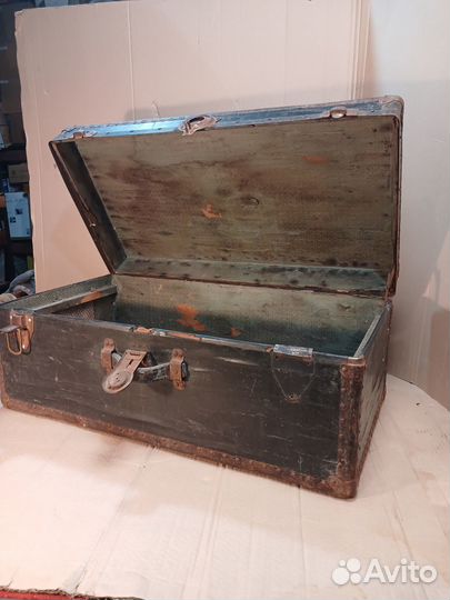 Чемодан (сундук ) дорожный