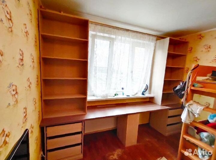 Рабочая зона: шкаф, стеллаж, стол, полки