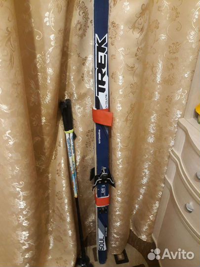 Лыжные ботинки с лыжами, палки для лыж