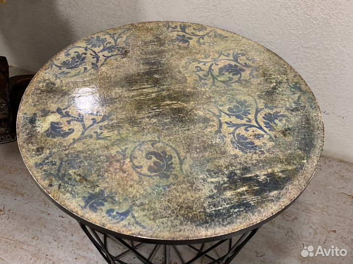 Декоративный столик