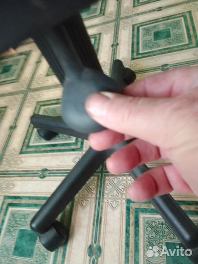 Стул офисный на колесах с регулировкой высоты