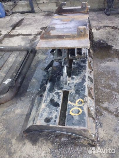 Отвал с гидроцилиндрами поворотный