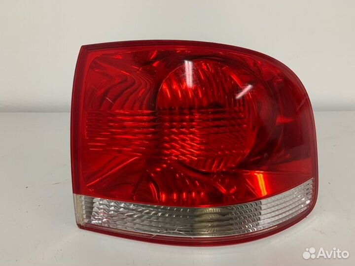 Фонарь правый Volkswagen Touareg 2002-2007