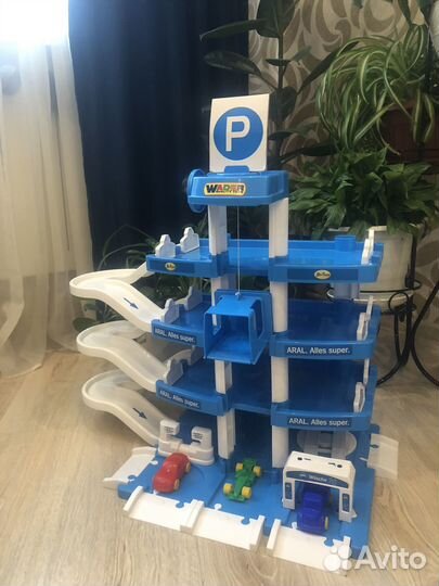 Детская парковка для машинок