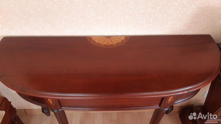 Консоль из красного дерева