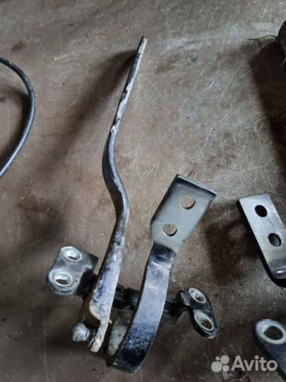 Петля крышки багажника на Porsche Cayenne