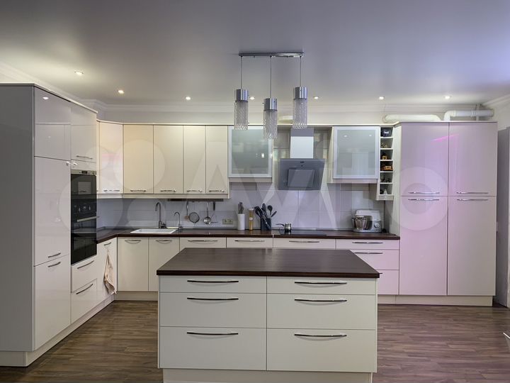 4-к. квартира, 151 м², 2/4 эт.