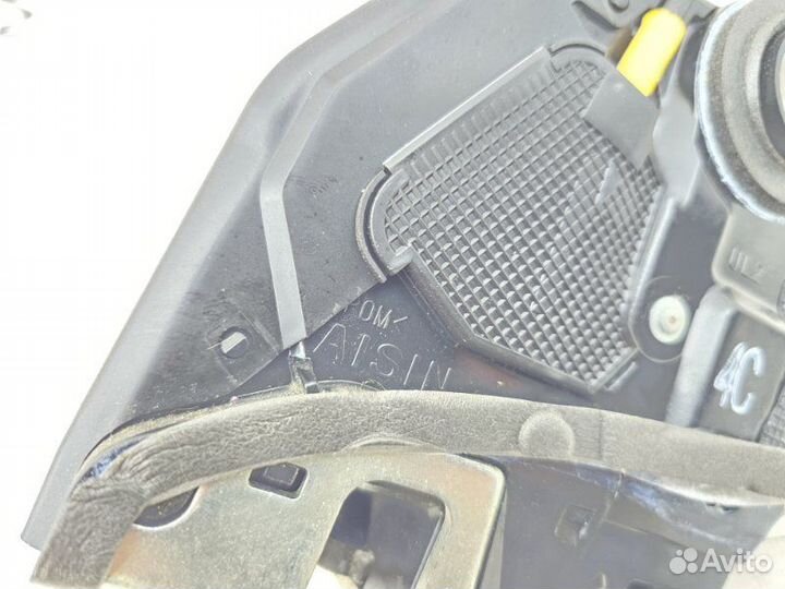 Замок двери задний левый Toyota Camry 50