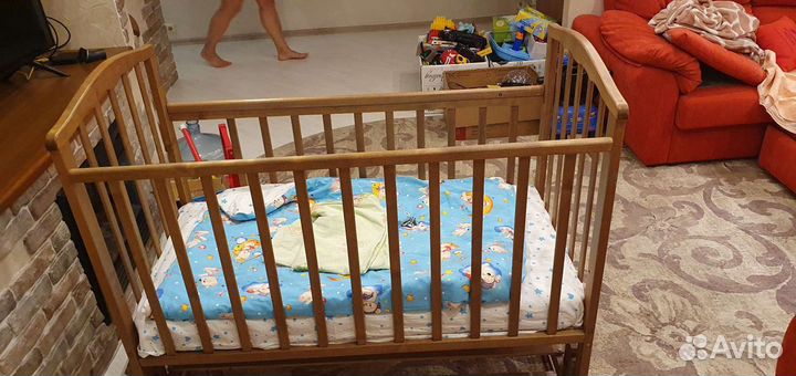 Детская кроватка с продольным маятником