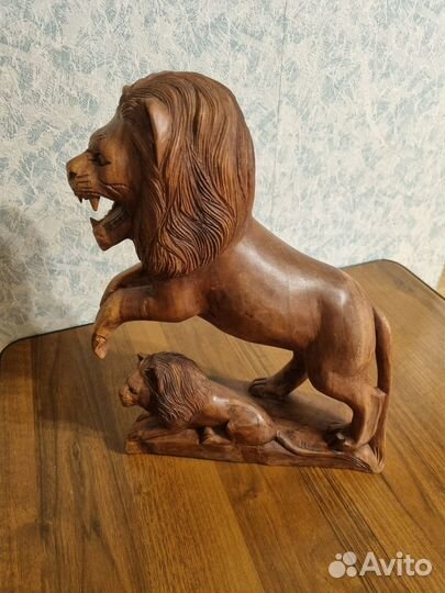 Деревянная статуэтка