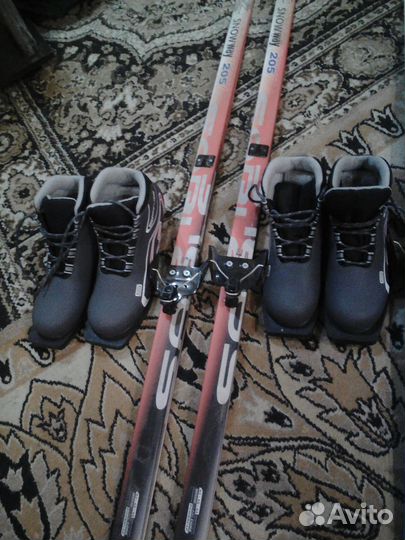 Лыжи с ботинками новые 40 размер