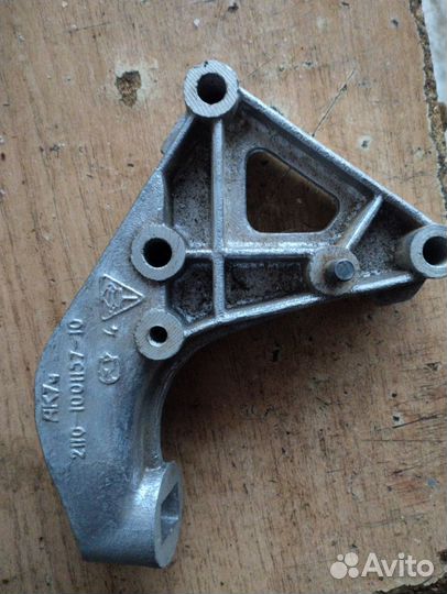Кронштейн правой опоры двигателя 2110 2112