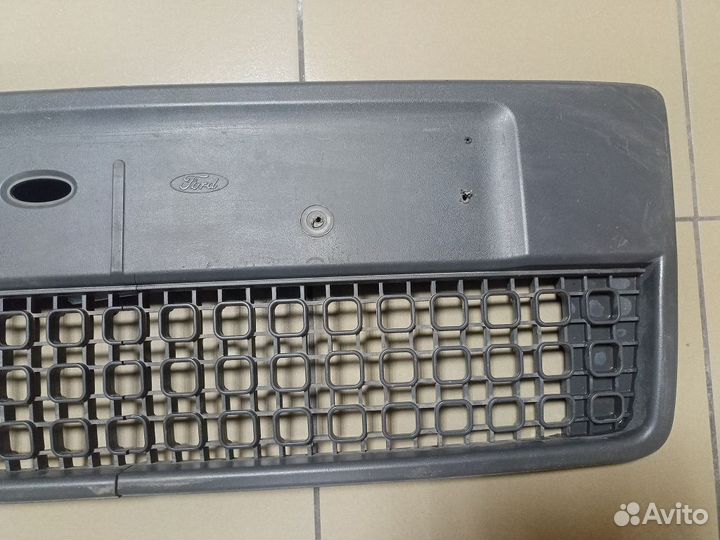 Ford Fusion Решетка в бампер центральная