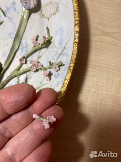 Фарфоровое панно. Блюдо с фарфоровыми цветами