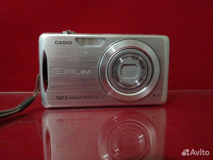 Компактный ретро фотоаппарат Casio