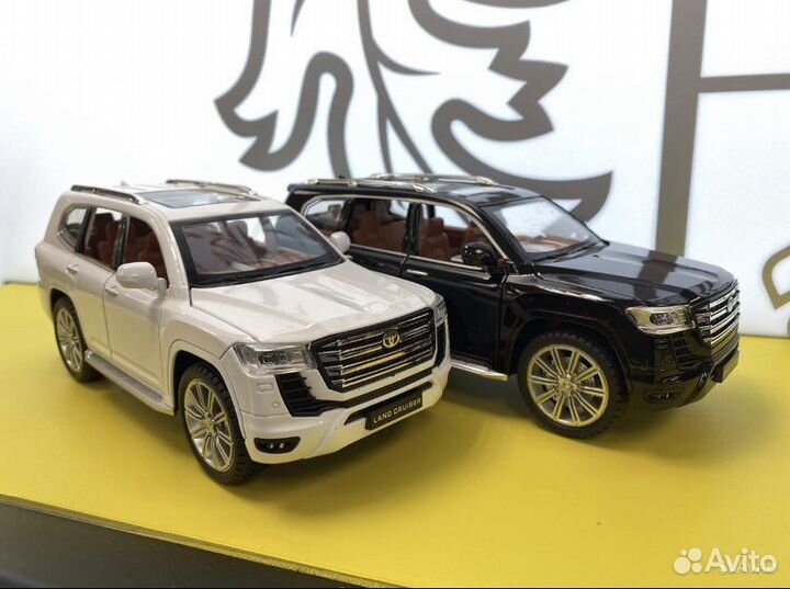 Toyota Land Cruiser 300 / Металлическая Игрушка