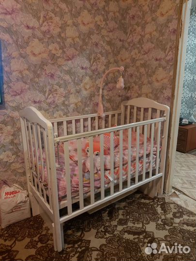 Детская кроватка с маятником