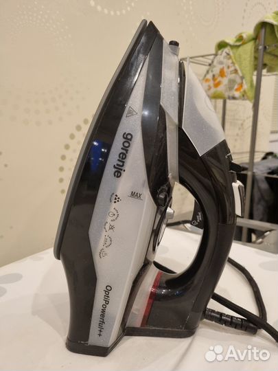 Утюг и гладильная доска