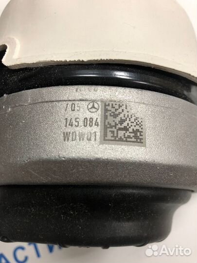 Опора двигателя левая (A1662407717)