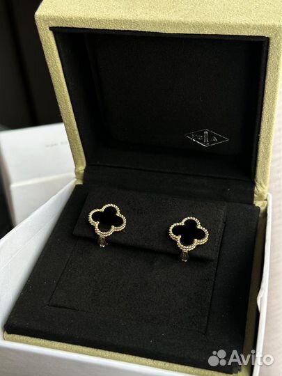 Золотые серьги van cleef в желтом золоте с ониксом