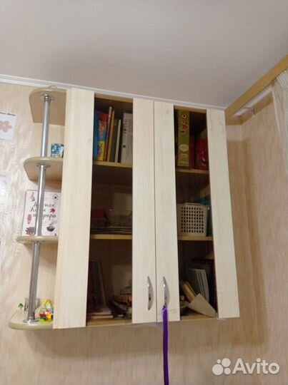 Шкаф подвесной со стеклами