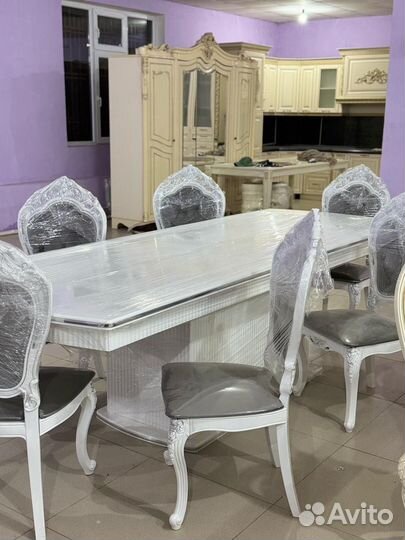 Стол и стулья