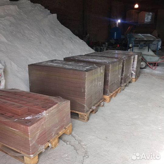 Рабочий по изготовлению тротуарной плитки