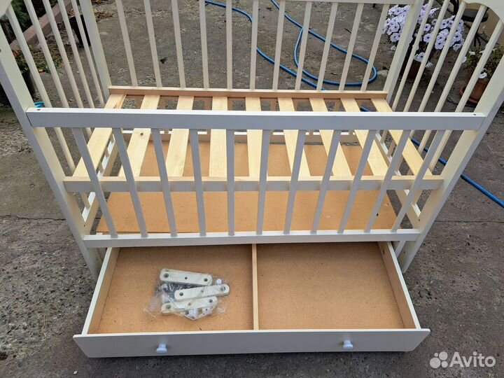 Детская кроватка с маятником и ящиком