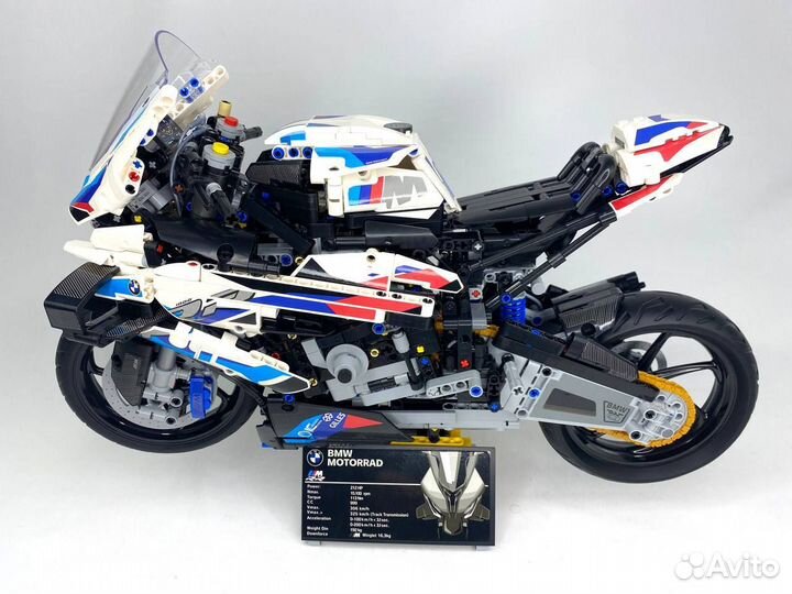 Модель из набора BMW M 1000 RR