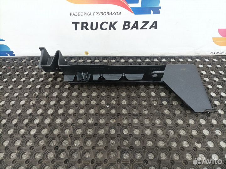 504208017 Накладка порога правая Iveco Stralis