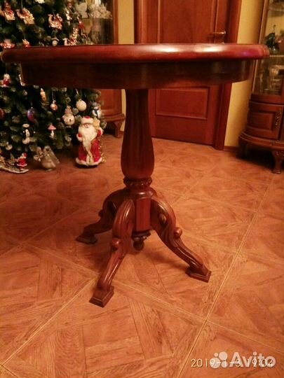 Старинный круглый стол