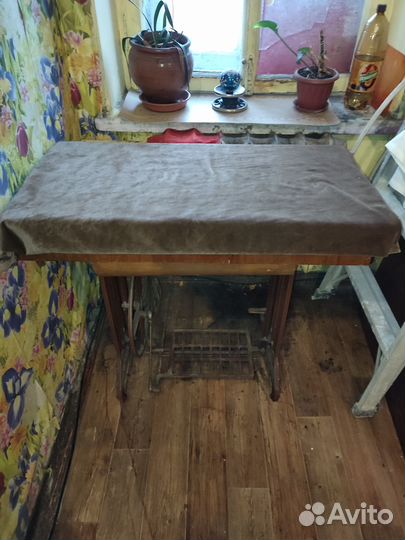 Швейная машина ножная СССР, подножье металл