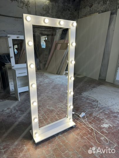 Зеркало напольное с подсветкой