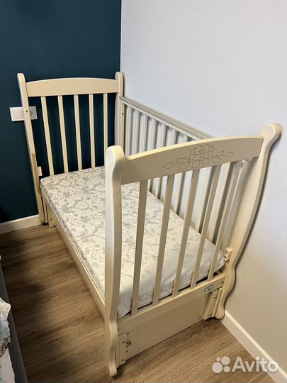 Кроватка и пеленальный комод