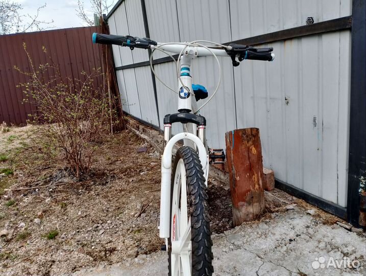 Велосипед на литых дисках BMW
