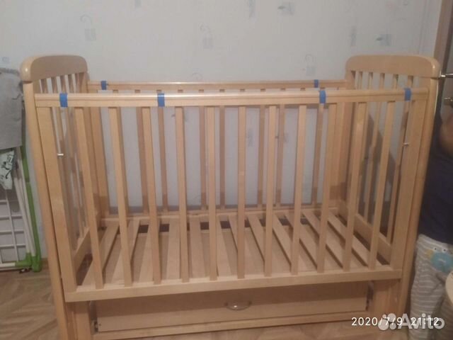 Детская кроватка с продольным маятником