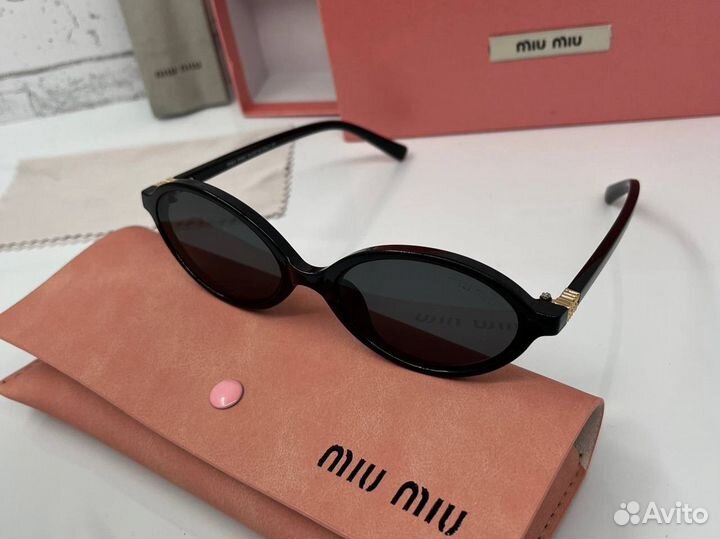 Солнцезащитные очки Miu Miu