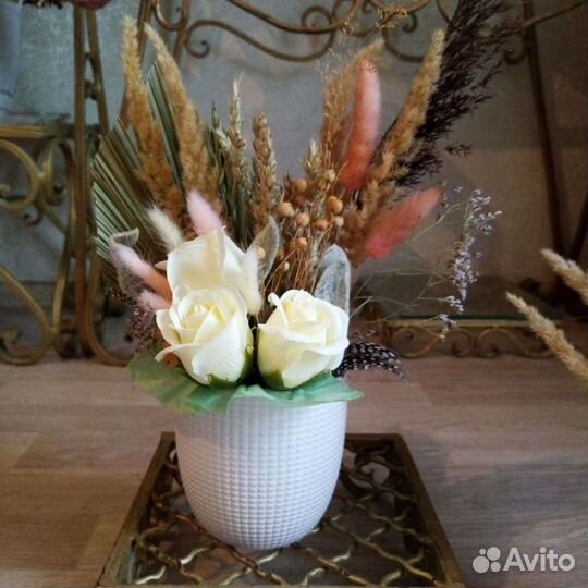 Композиция из сухоцветов в керамическом горшке