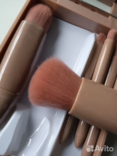 Кисти для макияжа в футляре с зеркалом