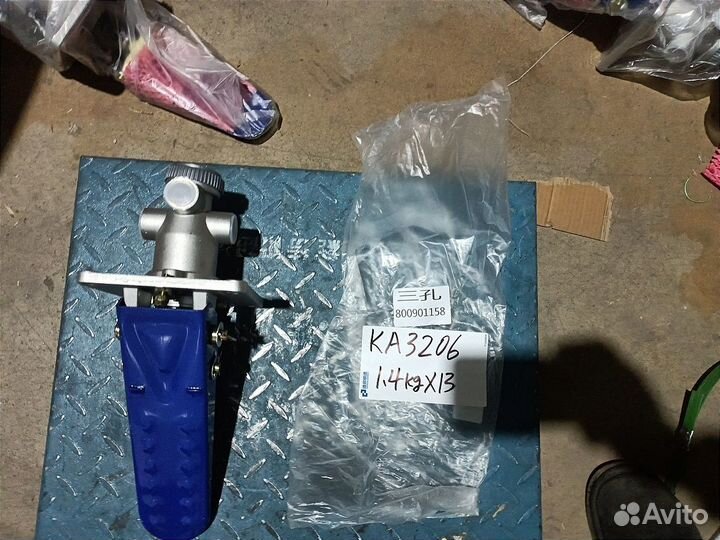 Педаль тормоза (в сборе с клапаном) 300F 800901158