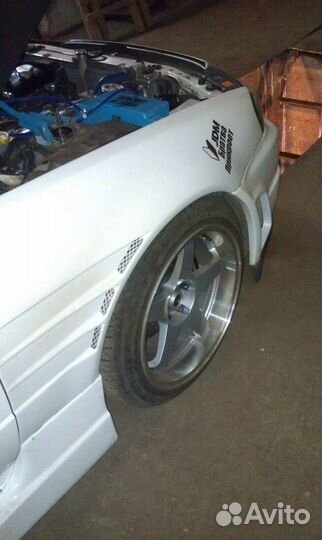 Передние крылья +25мм. на Nissan Skyline R34