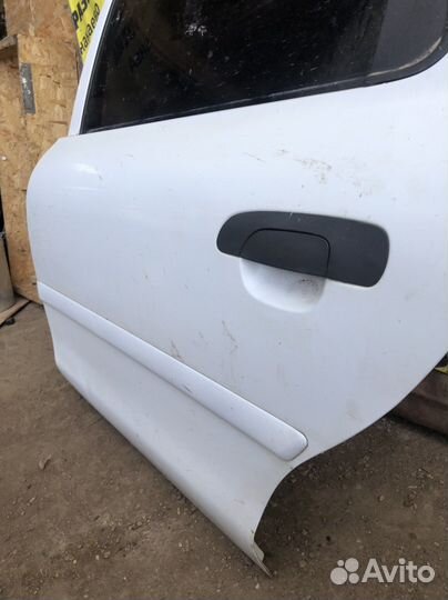 Задняя левая дверь Ford Mondeo 2