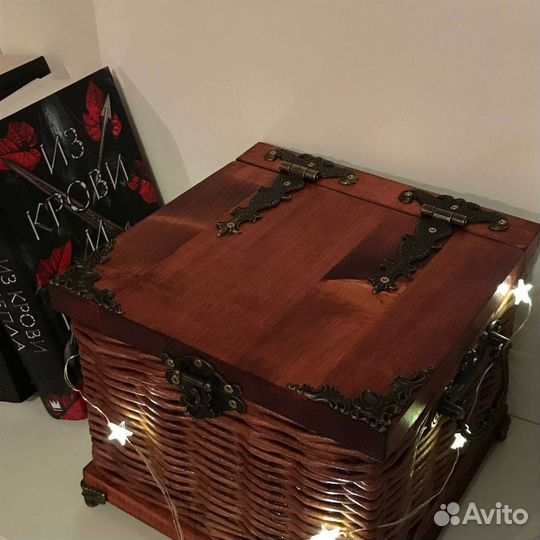 Шкатулка-сундучок из бумажной лозы