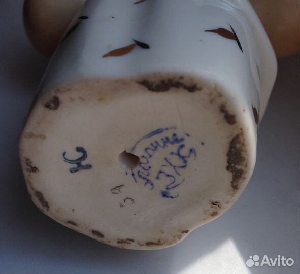 Фарфоровая статуэтка Девушка с коромыслом и грибам